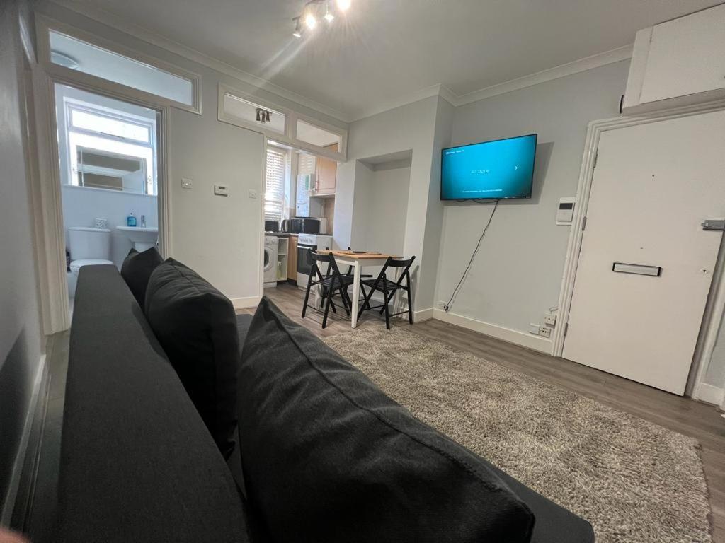 Complete One Bedroom Flat In Chiswick London, Fully Furnished Extérieur photo