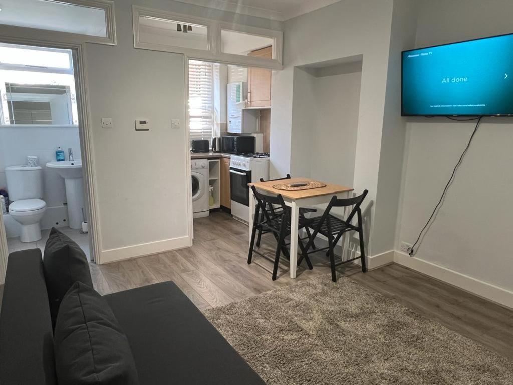 Complete One Bedroom Flat In Chiswick London, Fully Furnished Extérieur photo